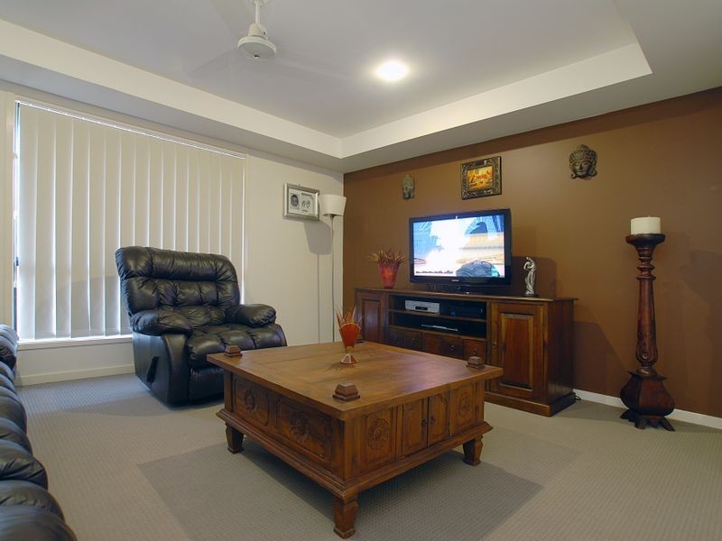 7 Adam Lane, Little Mountain QLD 4551