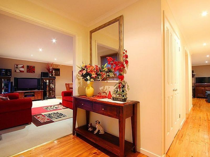 4 Poiseidon Close, Mill Park VIC 3082