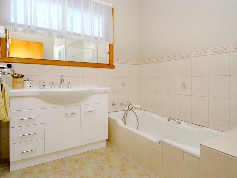 22 Lantana Avenue, Thomastown VIC 3074