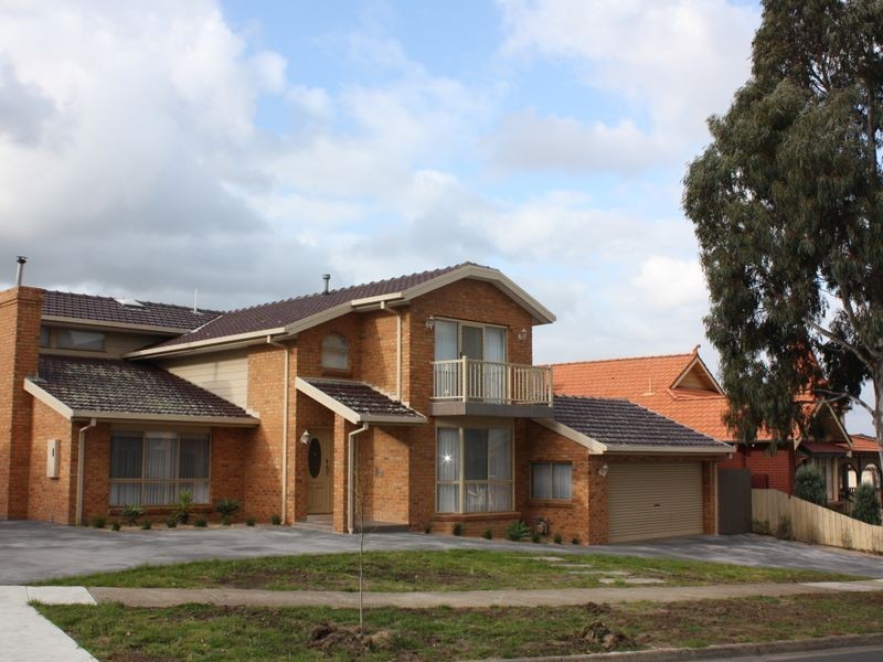 8 Mirbelia Cres, Mill Park VIC 3082