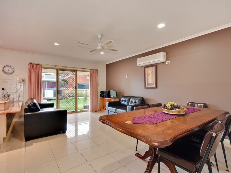 8 Mirbelia Cres, Mill Park VIC 3082