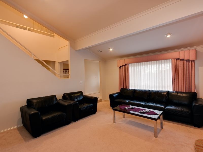 8 Mirbelia Cres, Mill Park VIC 3082