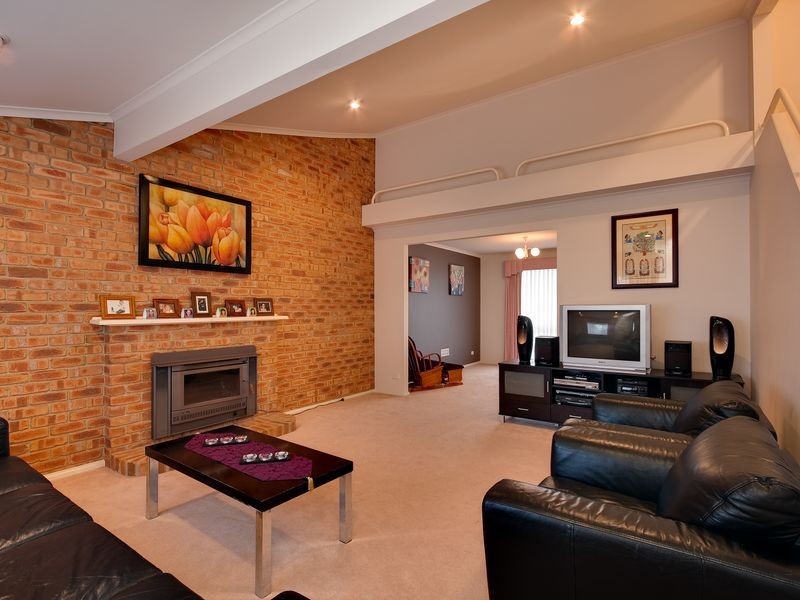 8 Mirbelia Cres, Mill Park VIC 3082