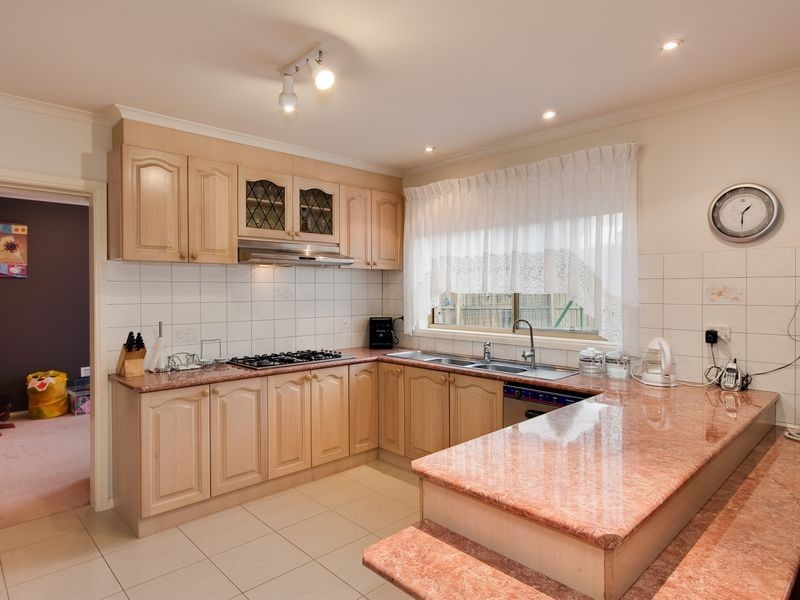 8 Mirbelia Cres, Mill Park VIC 3082