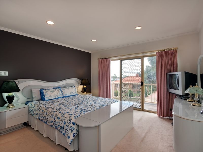 8 Mirbelia Cres, Mill Park VIC 3082