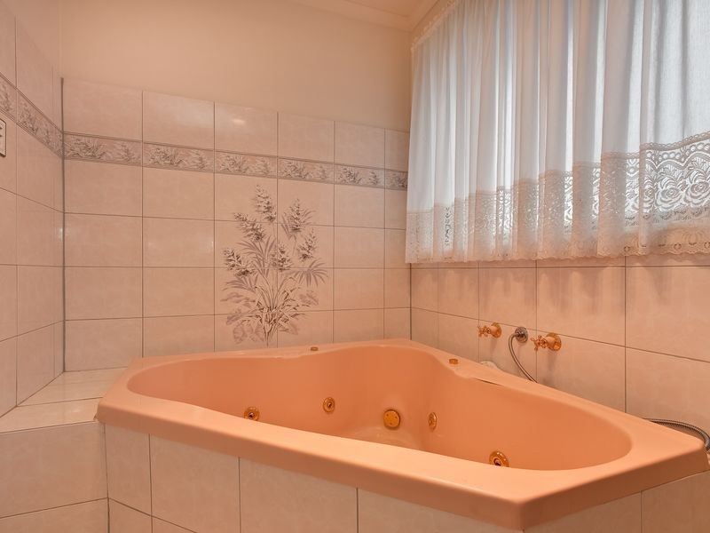 8 Mirbelia Cres, Mill Park VIC 3082