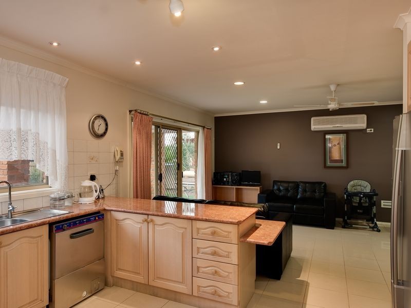 8 Mirbelia Cres, Mill Park VIC 3082