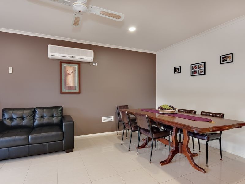 8 Mirbelia Cres, Mill Park VIC 3082