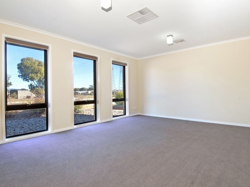 70 Macfarlane Burnett Avenue, Macgregor ACT 2615