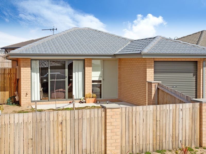 8 Ron Hoy Street, Macgregor ACT 2615