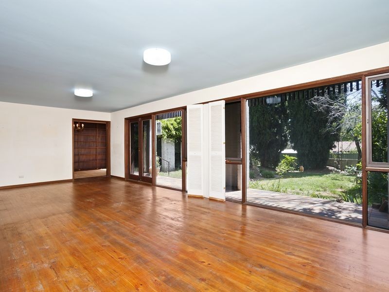 18 Oakes Street, Cook ACT 2614