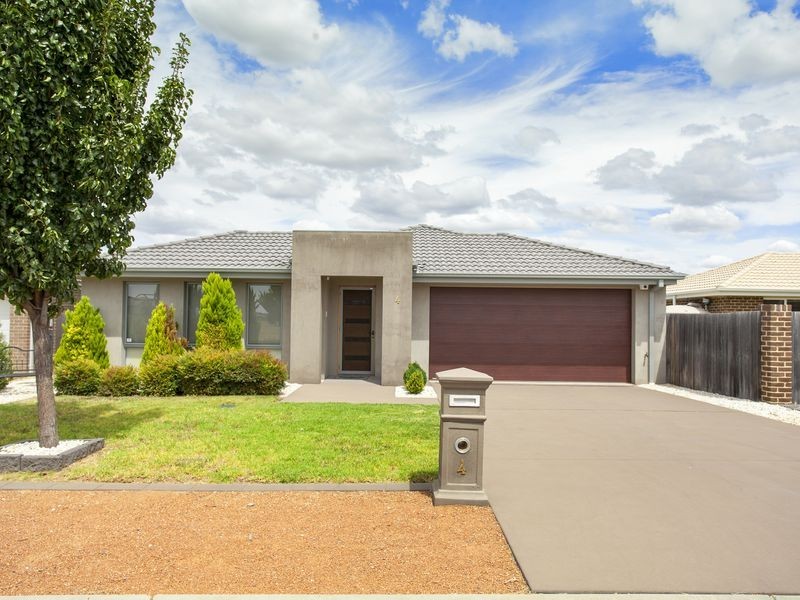 4 Jean Macnamara Street, Macgregor ACT 2615