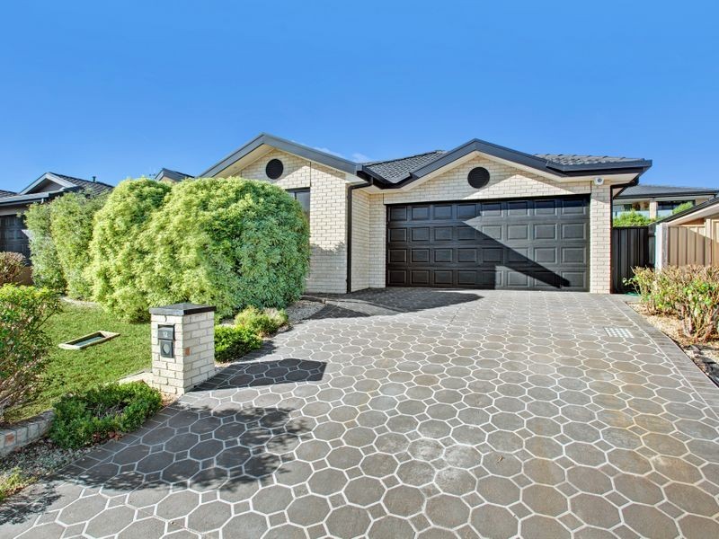 12 Courtneidge Street, Dunlop ACT 2615