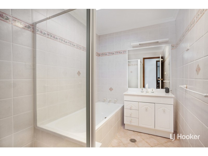 10 Lumholtz Place, Florey ACT 2615