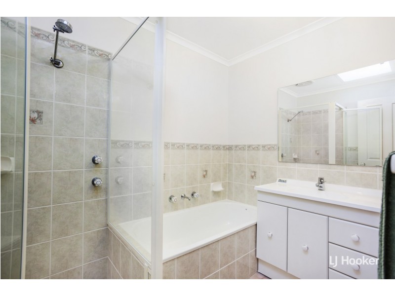 4 Quinlivan Crescent, Dunlop ACT 2615