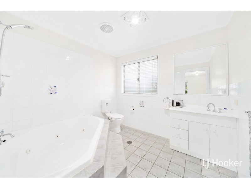 8 Wallis Place, Spence ACT 2615