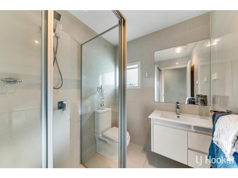 15/2 Clare Burton Crescent, Franklin ACT 2913