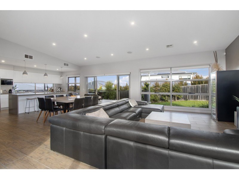 32 Edna Thompson Crescent, Casey ACT 2913