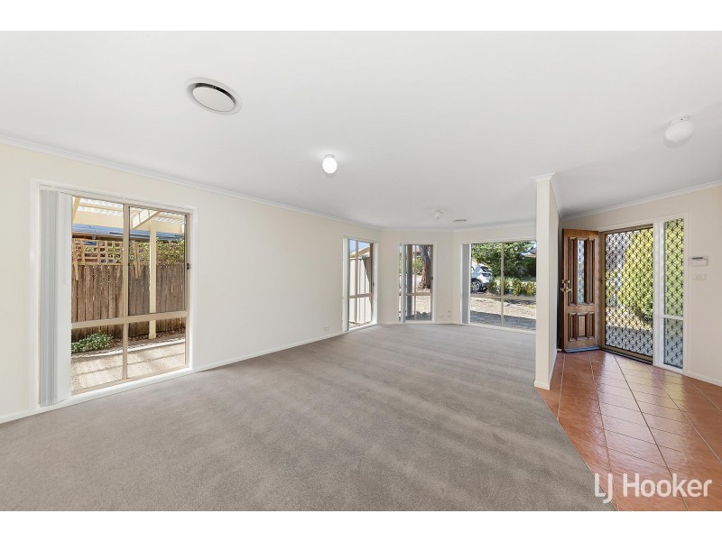 6 Doutney Place, Dunlop ACT 2615