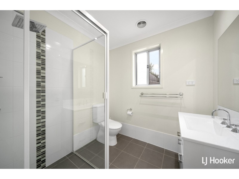 8 Bryan Hudson Street, Macgregor ACT 2615