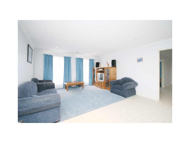8 Lovely Close, Dunlop ACT 2615