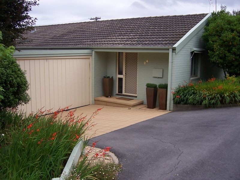 24 Grayson Street, Hackett ACT 2602