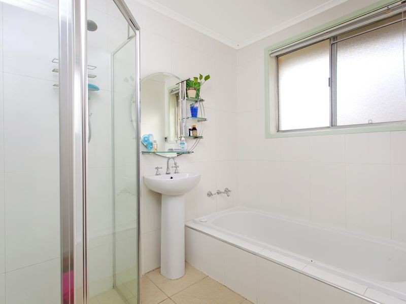 33 Solomon Crescent, Latham ACT 2615