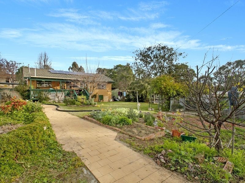 33 Solomon Crescent, Latham ACT 2615