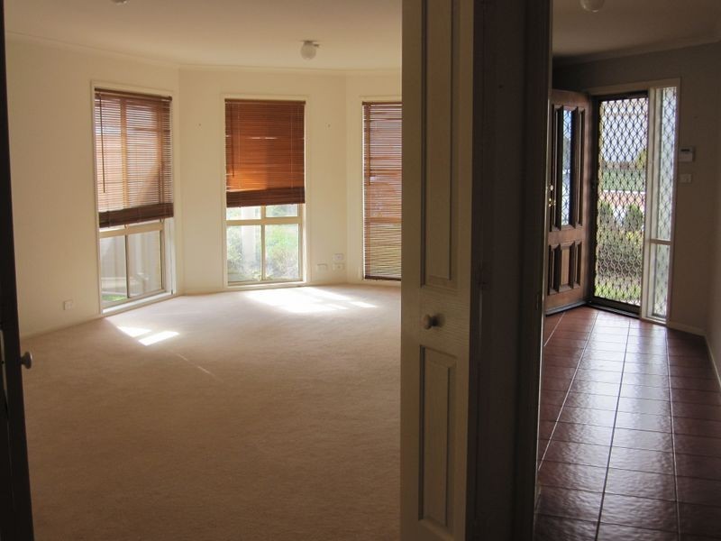6 Doutney Place, Dunlop ACT 2615
