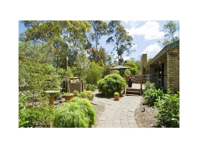 1 Allambie Drive, Eltham VIC 3095