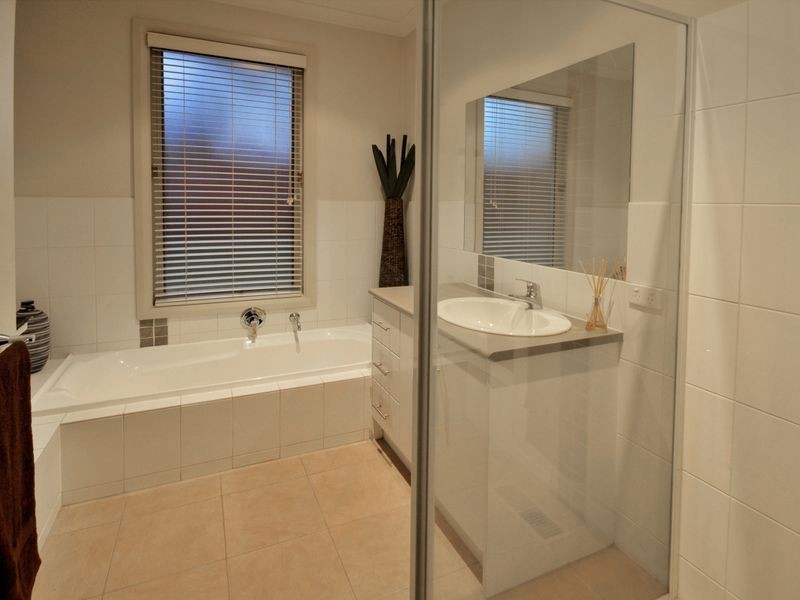 2 Thomas Street, Eltham VIC 3095