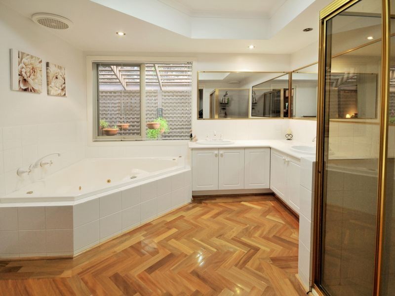 11 Tetragona Way, St Helena VIC 3088