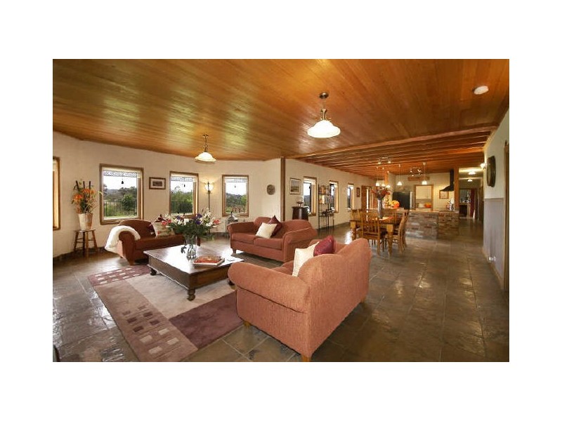 143 Black Gully Road, Diamond Creek VIC 3089