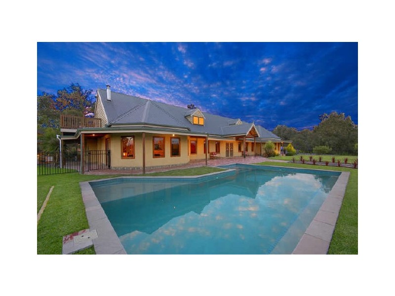 143 Black Gully Road, Diamond Creek VIC 3089