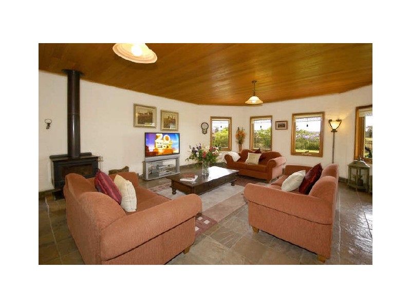 143 Black Gully Road, Diamond Creek VIC 3089