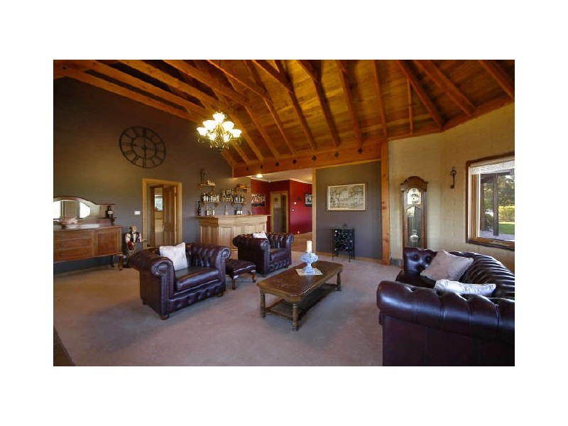 143 Black Gully Road, Diamond Creek VIC 3089