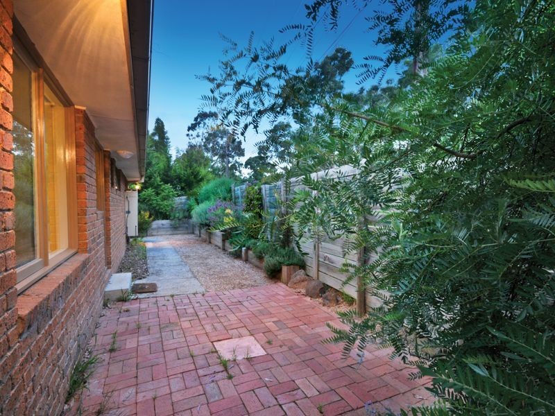 2/1 Coolabah Drive, Eltham VIC 3095