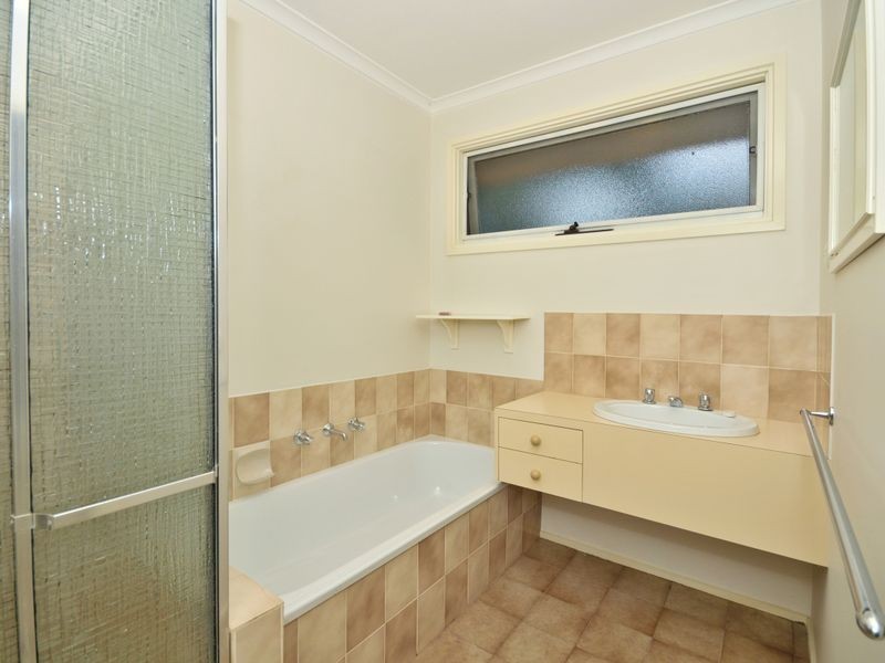 2/1 Coolabah Drive, Eltham VIC 3095