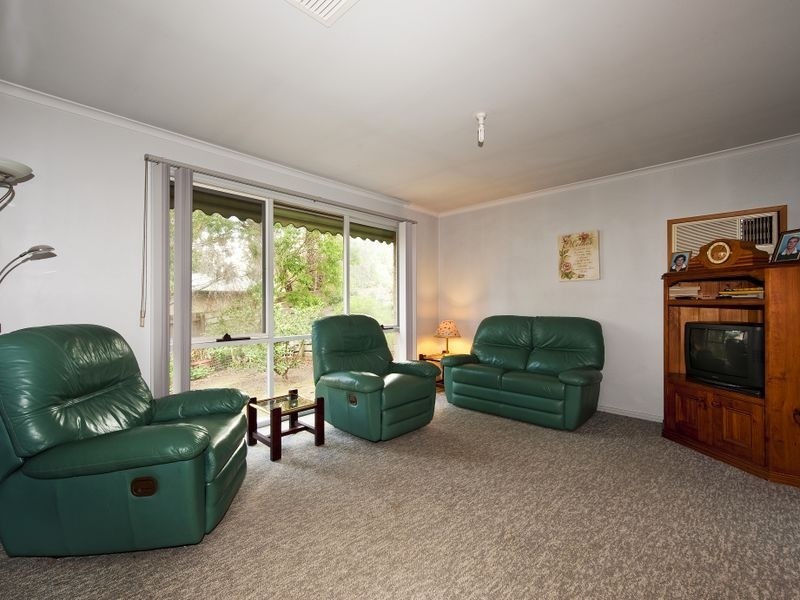 House 2/10 St Helena Road, Greensborough VIC 3088