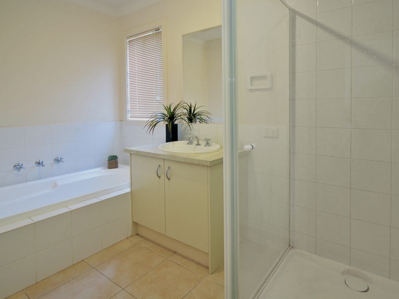 6 Melzak Way, Berwick VIC 3806