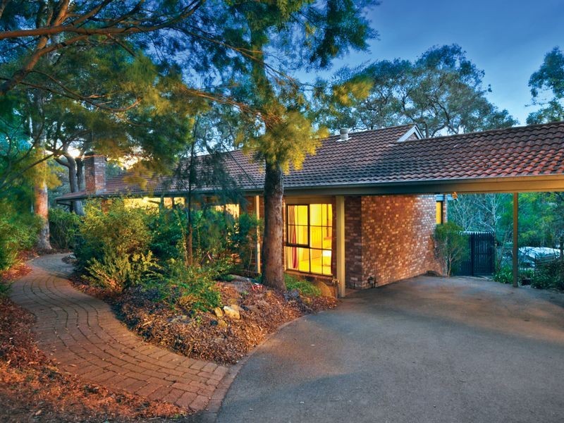 27 Hillcrest Road, Eltham North VIC 3095