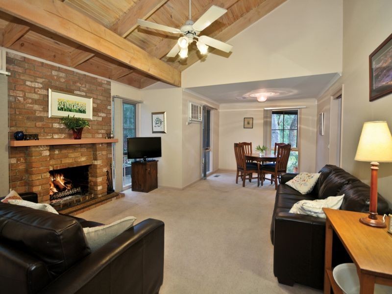 27 Hillcrest Road, Eltham North VIC 3095