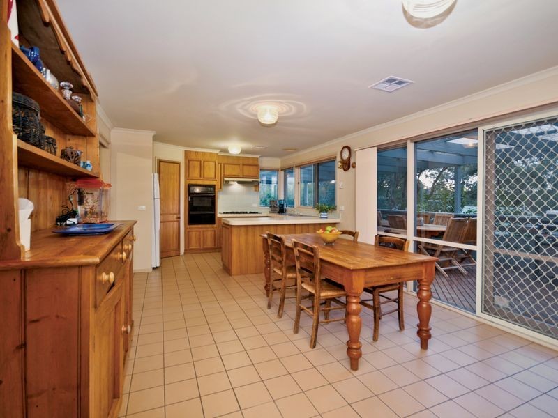 27 Hillcrest Road, Eltham North VIC 3095