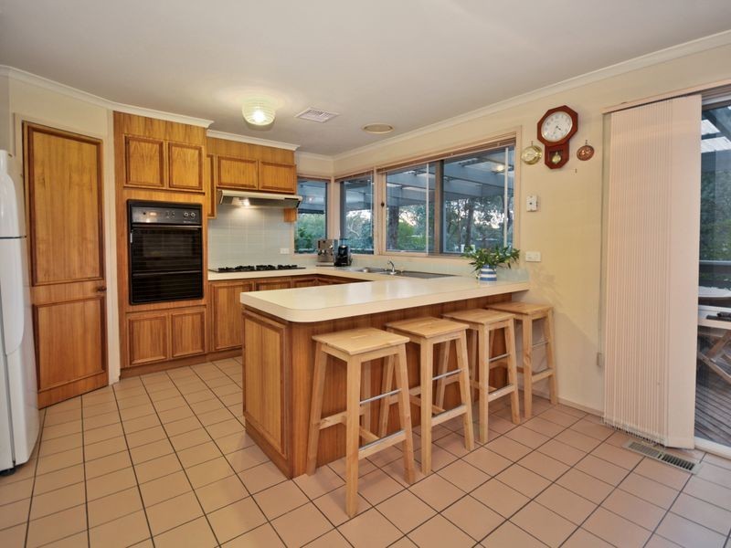 27 Hillcrest Road, Eltham North VIC 3095