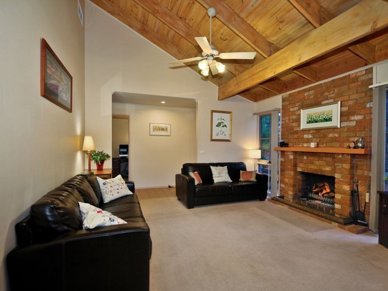 27 Hillcrest Road, Eltham North VIC 3095