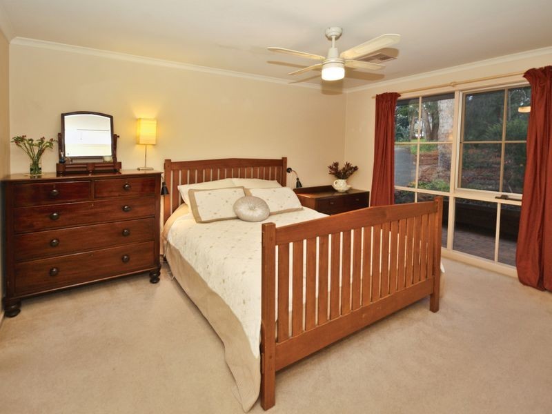 27 Hillcrest Road, Eltham North VIC 3095