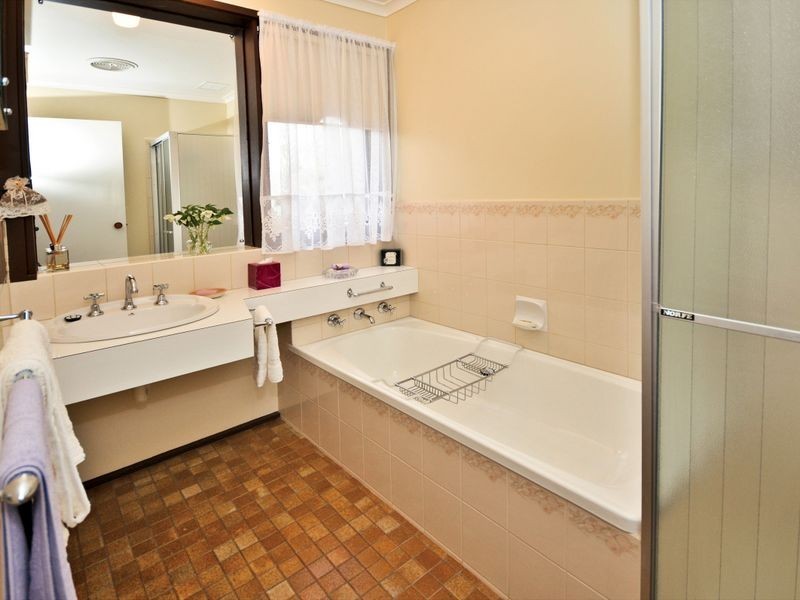 6 Bahen Court, Watsonia VIC 3087