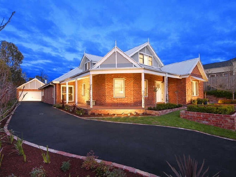 5 Charles Condor Place, Briar Hill VIC 3088
