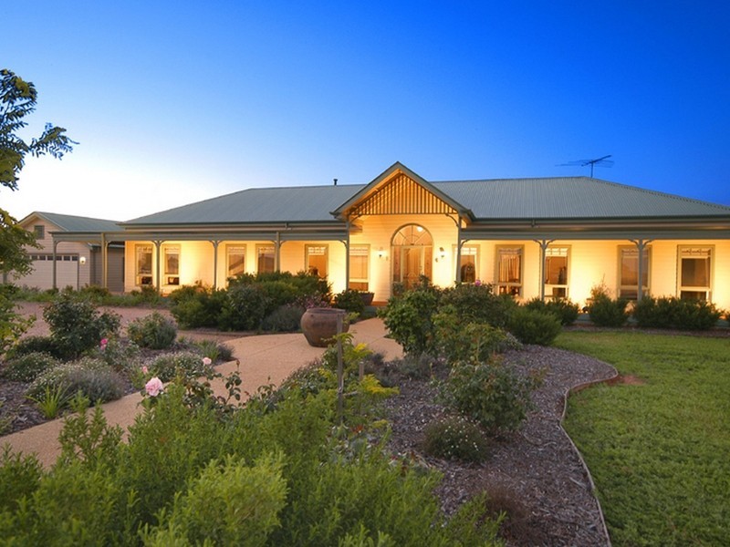 8 Hammond Circuit, Bacchus Marsh VIC 3340