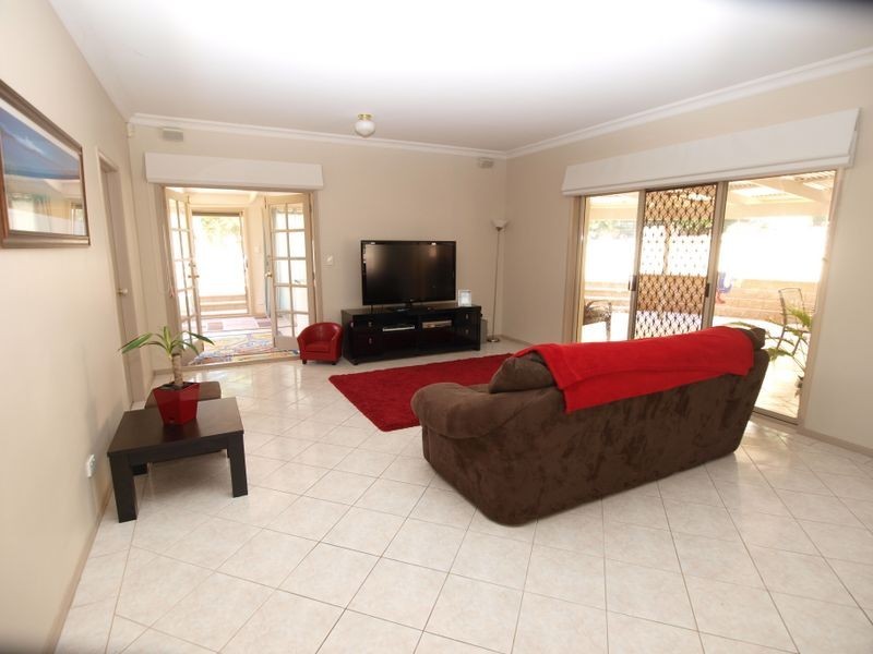 1 Riverbank Parade, Gulfview Heights SA 5096